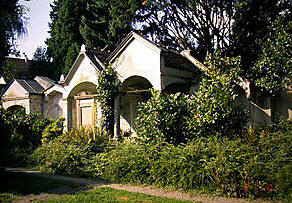 Grab 51 50 49 entlang der nordseitigen Friedhofmauer
