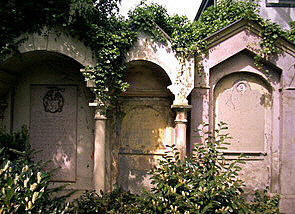 Grab 64 entlang der nordseitigen Friedhofmauer