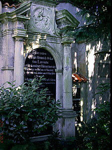 Grab 74 entlang der ostseitigen Friedhofmauer