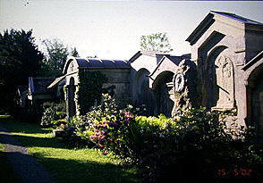 Grab 4 bis 7 entlang der südseitigen Friedhofmauer