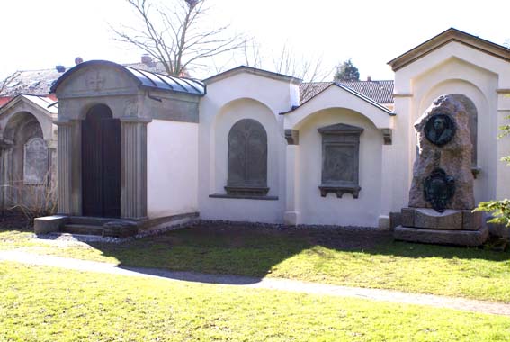 sanierte Gräber 4 bis 7 auf dem alten Friedhof Lindau